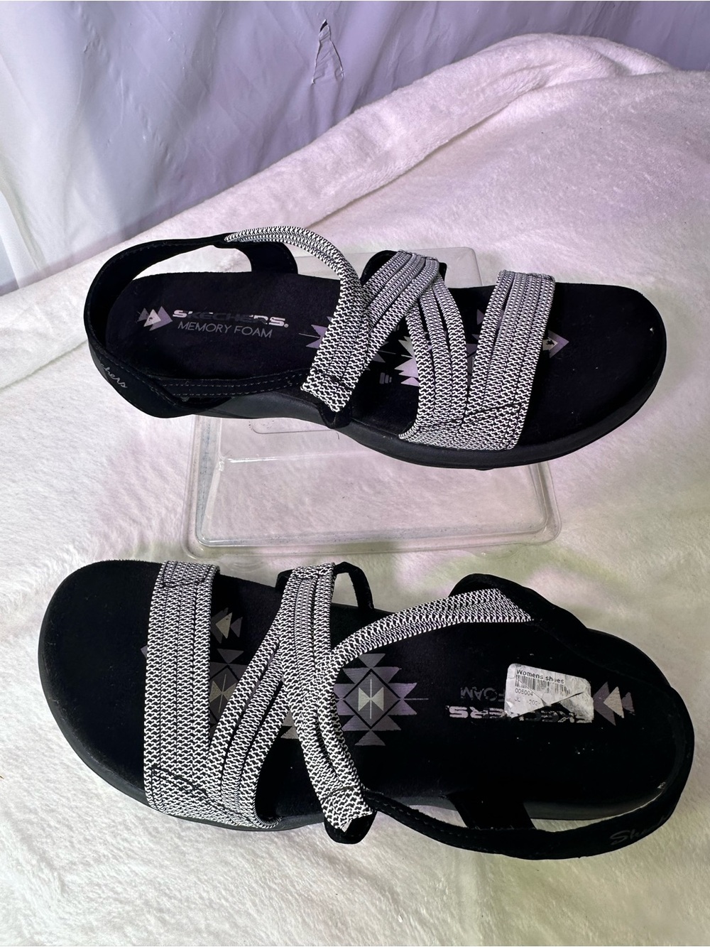 Skechers Women’s Black Sandal with Patterned White Straps - Picture 3 of 8